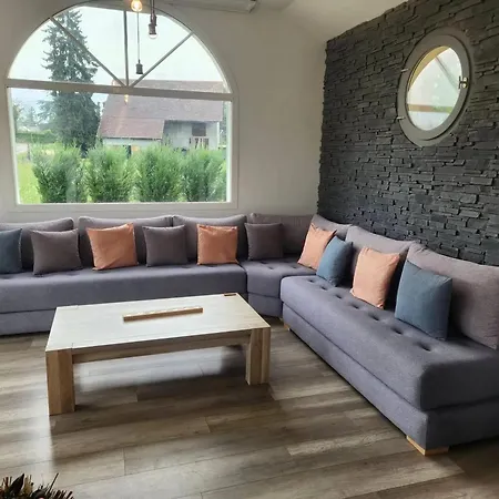 Spacieuse Maison De Avec Piscine A Сasa de vacaciones *