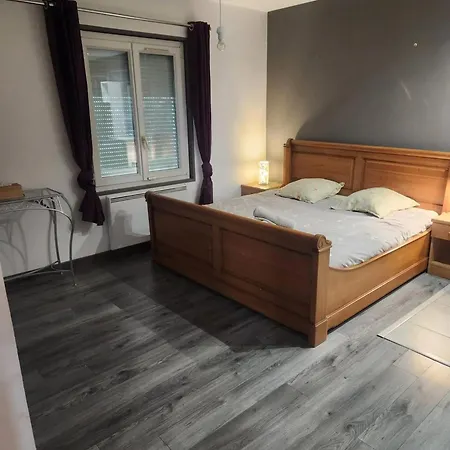 Spacieuse Maison De Avec Piscine à Hébergement de vacances